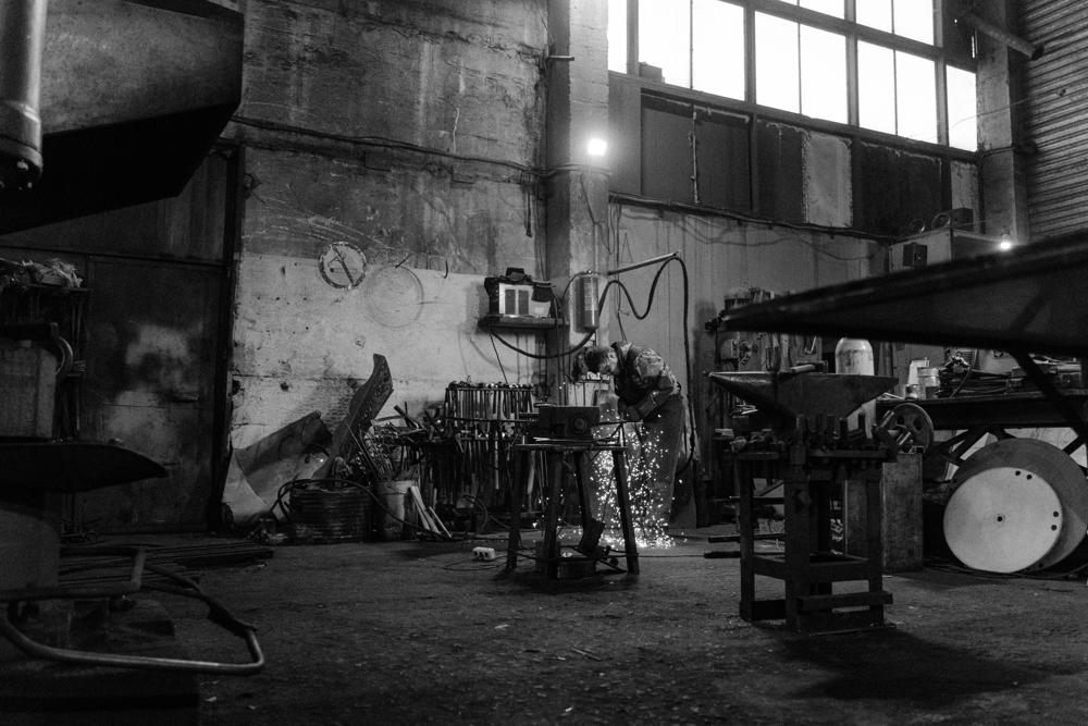 Jakie wózki do pracy w przemyśle metalowym? Przewodnik po typach i technologiach